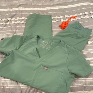 Figs scrubs, Livingston pants, Catarina top size XXS